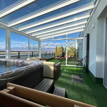 Tatra Billetee Apartman S Luxusnym Vyhladom Na Vysoketatry A Sukromnym Wellness Poprad Exterior photo